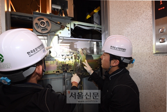 본지 류지영(오른쪽) 기자가 경기 성남의 한 아파트에서 한국승강기안전공단 이건성 팀장과 함께 승강기를 점검하고 있다. 최해국 선임기자 seaworld@seoul.co.kr