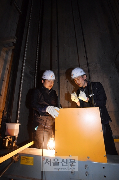 승강기 위에서 외부를 살펴보고 있는 모습. 최해국 선임기자 seaworld@seoul.co.kr