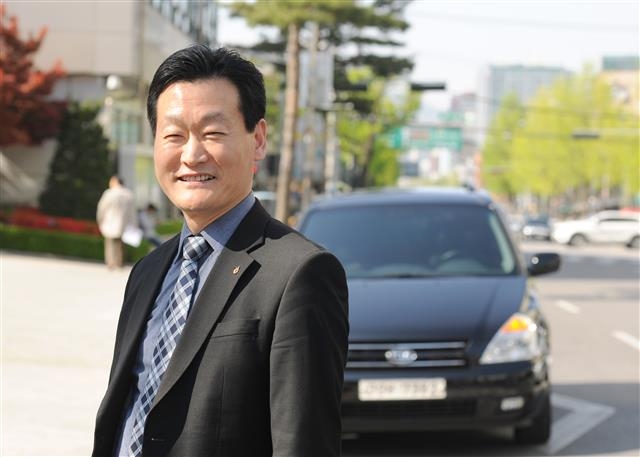 전국에서 유일하게 자치단체장 1호차 운전기사와 수행비서를 겸하고 있는 서울 중구 박병기 주무관이 차량 앞에서 활짝 웃고 있다. 중구 제공