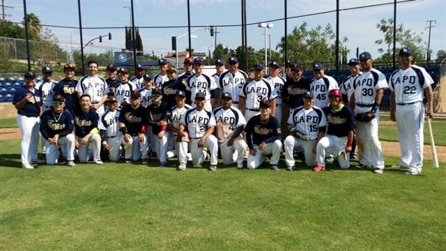 2015년 9월 애슬릿 단원들이 로스앤젤레스 시에라 캐년고교에서 미국 LA경찰국(LAPD)대표팀과 친선 경기를 마친 뒤 기념사진을 찍고 있다. 애슬릿 제공