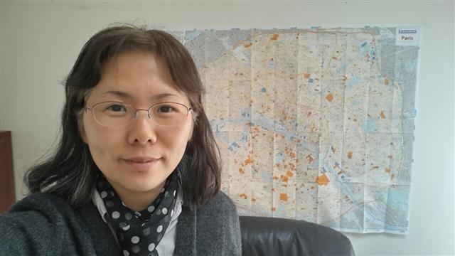 이은영 주프랑스 대사관 과학기술정보통신관이 파리 그르넬가의 사무실에서 찍은 사진. 벽에 파리 지도가 붙어있다.