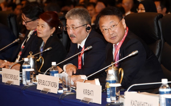 유일호(오른쪽) 부총리 겸 기획재정부 장관이 지난 6일 일본 요코하마 콘퍼런스센터에서 열린 아시아개발은행(ADB) 연차총회에서 연설하고 있다. 기획재정부 제공