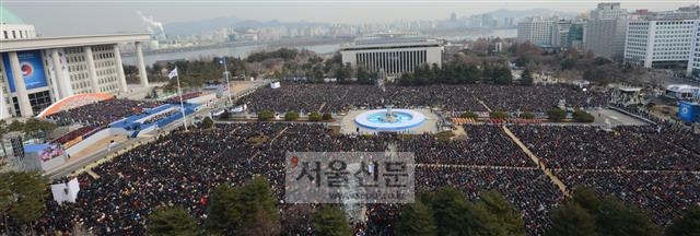 대통령 취임식은 새 정부의 국정철학 등을 대내외에 알리는 중요한 행사다. 하지만 19대 대통령은 당선과 동시에 취임을 해야 하기 때문에 취임식을 준비하는 행정자치부 등에서 어려움을 겪고 있다. 사진은 2013년 2월 25일 서울 여의도 국회의사당 앞 광장에서 열린 대통령 취임식 모습이다. 서울신문 DB