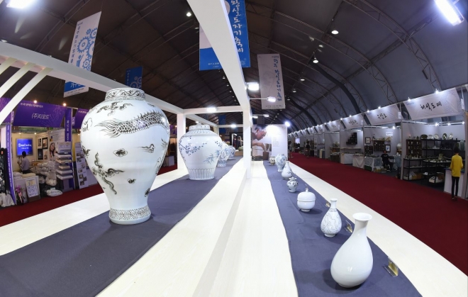 이번 축제는 19만 여명의 관람객이 다녀가고 도자기 판매 3억3000만원, 중소기업제품 판매 7억7000만원 등 11억여원의 판매 실적을 거두어 지역경제 활성화와 도자기의 우수성을 널리 알리는 성과를 거두었다.(광주시 제공)