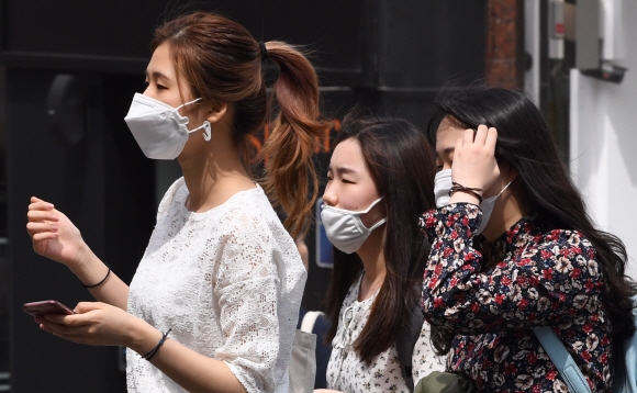 미세먼지가 장기간 계속되고 있는 가운데 8일 오전 서울 이화여대 앞에서 학생들이 마스크를 쓴채 걷고 있다.  도준석 기자 pado@seoul.co.kr