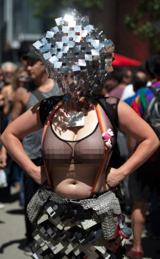 [포토] 가슴을 드러낸채… 자유분방한 거리 축제를 즐겨요