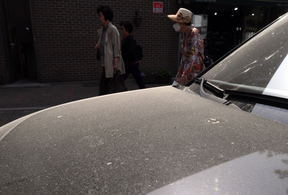 미세먼지가 장기간 계속되고 있는 가운데 8일 오전 서울 종로구 가회동에 주차되어 있는 차량에 미세먼지가 수북히 쌓여 있다.  도준석 기자 pado@seoul.co.kr