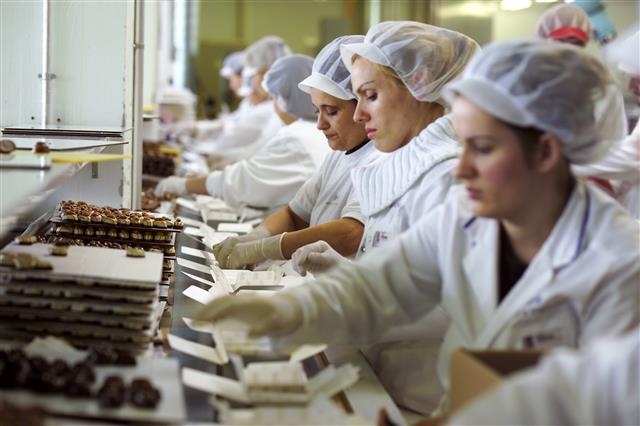 스위스 취리히에 있는 명품 초콜릿 제조업체인 린트에서 작업자들이 초콜릿을 박스에 담고 있다.  린트 제공