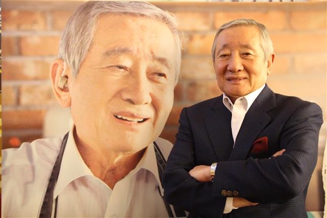 돌아가고 싶은 시절을 물었더니 20~30대가 아니라 50대였던 1990년대를 꼽았다. 한창 TV 드라마에 주력하며 우리 시대 모범적인 아버지상으로 자리매김했던 시기다. 송재호는 “혈기도 왕성하고 생각도 왕성했던 시기였기 때문”이라고 말했다.