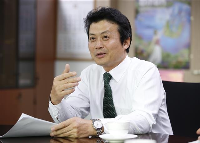 김만수 경기 부천시장이 8일 서울신문과의 인터뷰에서 시정에 대한 의견을 밝히고 있다.