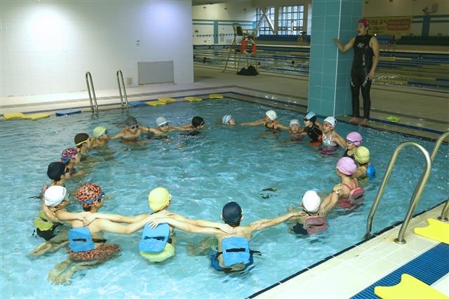학년별 특성화교육의 하나인 복사골 꿈나무 수영교실. 부천시 제공