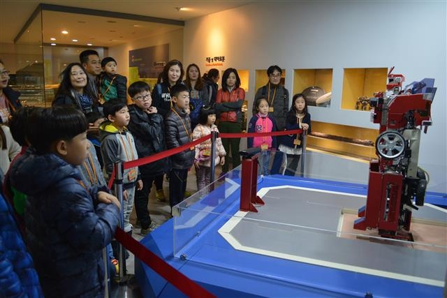 부천로보파크에 전시된 로봇을 아이들이 신기한 듯 바라보고 있다.   부천시 제공