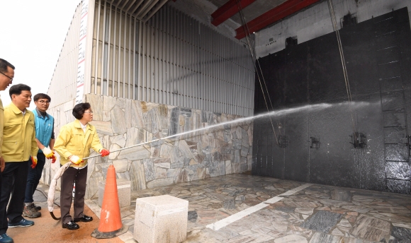 신연희(오른쪽) 서울 강남구청장이 8일 압구정동 강남 나들목에 있는 홍수 유입 방지 수문인 육갑문을 찾아 침수 예방 안전점검에 나선 가운데 지난 1년간 문에 쌓인 분진을 물로 청소하고 있다. 손형준 기자 boltago@seoul.co.kr