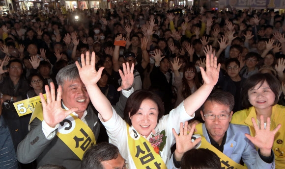 심상정 정의당 대선 후보가 8일 서울 신촌에서 열린 ‘심상정·촛불시민이 함께하는 12시간 필리버스터’ 유세에서 자신의 기호인 5번을 상징하듯 다섯 손가락을 모두 펼치며 지지를 호소하고 있다. 연합뉴스