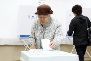 위안부 피해 할머니도 ‘소중한 한 표’…“일본에 맞설 대통령 뽑겠다”