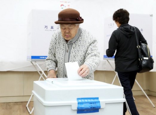 위안부 피해 할머니도 ‘소중한 한 표’…“일본에 맞설 대통령 뽑겠다”