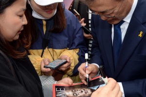 [서울포토] 투표를 마친 후 시민에게 사인해주는 문재인 후보