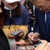 [서울포토] 투표를 마친 후 시민에게 사인해주는 문재인 후보