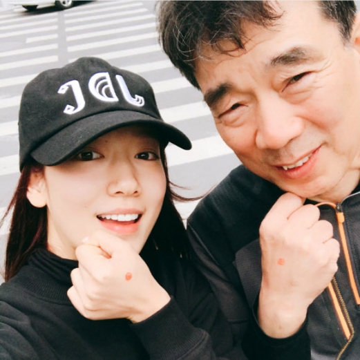 9일 박신혜가 자신의 아버지와 함께 투표한 인증샷을 인스타그램에 공개했다. <br>박신혜 인스타그램 캡처=연합뉴스