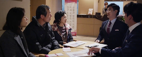 영화 ‘쇠파리’ 예고편의 한 장면.