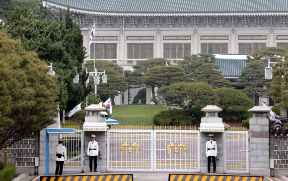 대통령 탄핵이라는 초유의 사태로 조기 대선이 치뤄진 9일 오후 청와대 본관 앞 정문이 굳게 닫혀 있다.  안주영 기자 jya@seoul.co.kr