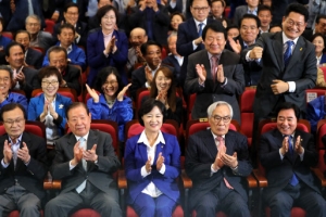 민주 “우와! 이겼다!”…출구조사 발표에 ‘환호성’