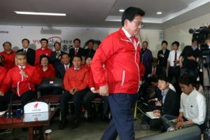 한국당, 출구조사 결과에 “아!” 탄식만…침울한 분위기