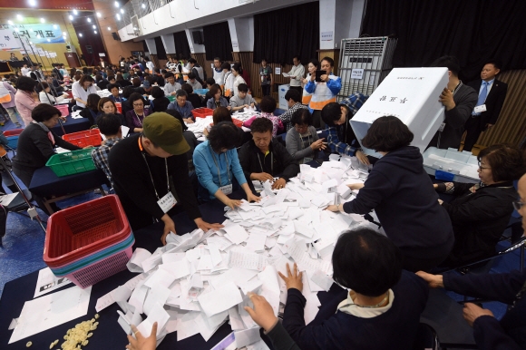 9일 서울 영등포구 여의도고에 차려진 개표소에서 개표요원들이 개표 작업을 하고 있다. 정연호 기자 tpgod@seoul.co.kr