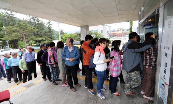 제19대 대통령 선거일인 9일 강원 강릉시 성산면 투표소에 지역 주민들이 투표를 하기 위해 길게 줄을 서 있다. 이 지역은 최근 대형 산불로 엄청난 피해를 입었지만 주민들은 “그래도 당연히 투표해야 한다”며 오전부터 투표소를 찾았다.  강릉 연합뉴스