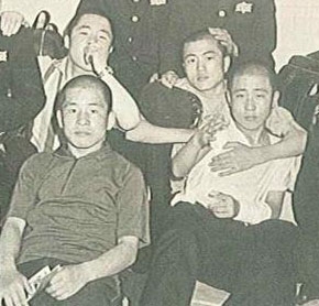 문재인(뒷줄 오른쪽) 제19대 대통령 당선인이 고등학생 시절 친구들과 함께 찍은 사진.  문재인 캠프 제공