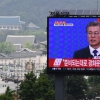 [서울포토] 세종로 전광판에 중계되는 문재인 대통령 취임식