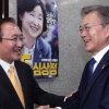 [서울포토] 손잡은 문재인과 노회찬 사이…심상정의 선거벽보