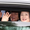 [서울포토] 차창 사이로 손 흔드는 문재인 대통령과 김정숙 여사