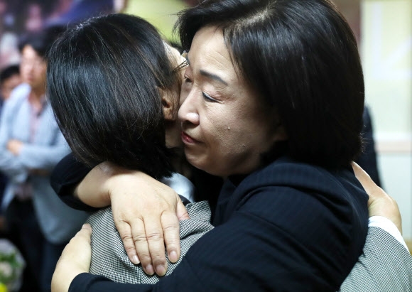 정의당 심상정 대표가 10일 서울 여의도 당사에서 열린 선대위 해단식에서 당직자와 포옹하며 눈물을 흘리고 있다. 연합뉴스
