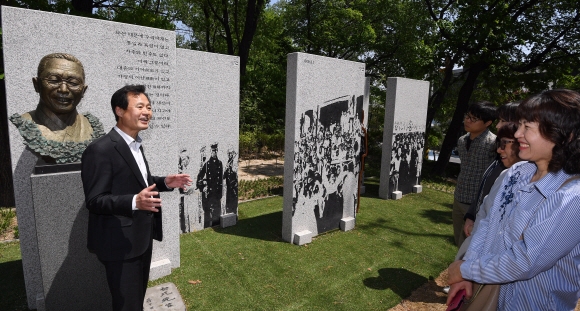 박겸수(왼쪽) 서울 강북구청장이 10일 수유동 근현대사기념관에서 해설사로 나서 방문객들에게 근현대사를 설명하고 있다. 박윤슬 기자 seul@seoul.co.kr