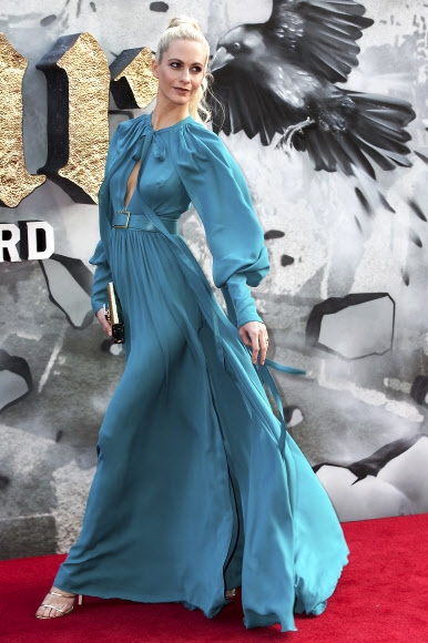 여배우 포피 델레바인이 10일(현지시간) 영국 런던에서 열린 영화 ‘킹 아더:제왕의 검(King Arthur The Legend Of The Sword) 시사회에서 포즈를 취하고 있다. AP 연합뉴스