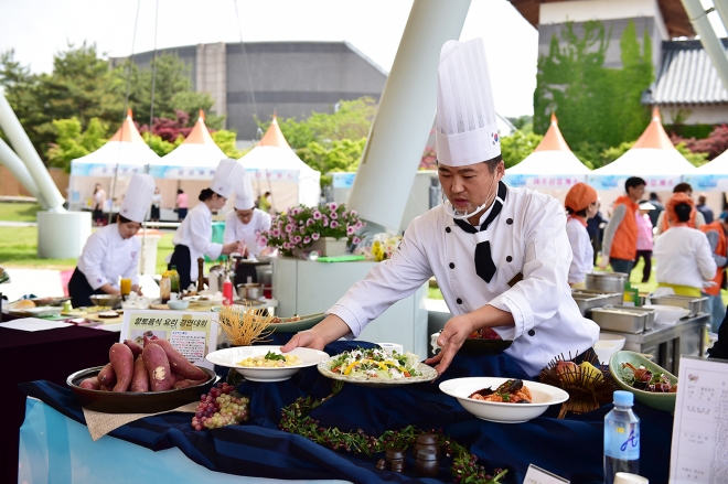 12일 열리는 6회 이천 향토음식요리경연대회는 요리대회 참가자와 시민들이 함께 즐길 수 있는 대회로 꾸며질 예정이다.사진은 작년 향토음식요리대회 장면 (이천시 제공)