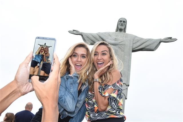 브라질 리우데자네이루 예수상 앞에서 모델들이 LG G6로 촬영을 하고 있다. LG전자 제공