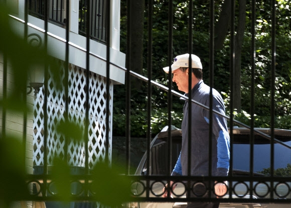 코미 국장이 러시아 커넥션 수사 확대를 위해 법무부에 인력과 예산 증원을 요청했다고 현지 언론이 보도하는 가운데 해임된 코미 국장이 이날 모자를 쓴 채 버지니아주 매클린의 자택 앞을 걸어가고 있다. 맥클린 AP 연합뉴스