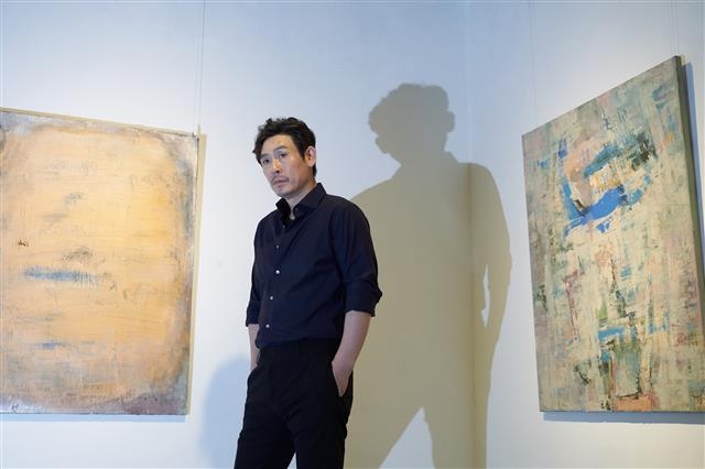 배우로서 설경구의 바람은 하나다. 연기가 쉽지 않았으면 한다는 것. “그저 연기가 안 쉬웠으면 해요. 숙제인데 답은 없어요. 제 연기가 특별해 보이지는 않더라도 마음가짐만은 안 쉬웠으면 하는 거죠.” CJ엔터테인먼트 제공