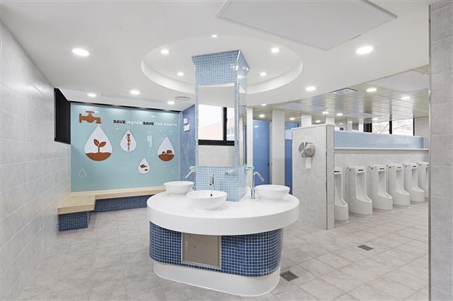 학생들 의견을 반영해 새롭게 꾸민 홍대부속고등학교 화장실. 서울시 제공