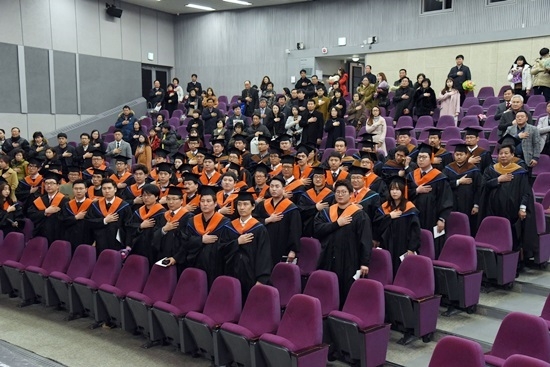 아주대학교 공학대학원 후기 석사과정은 국내외 정규대학(4년제)에서 학사학위를 받았거나, 2017년 8월 학위취득예정인 자, 관련법령에 의해 학사학위 취득자와 동등 학력이 있다고 인정되는 자라면 누구나 지원 가능하다.