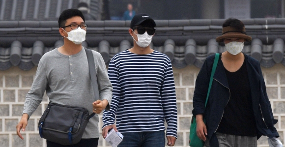몽골과 중국동북부지방에서 발원한 황사가 찾아온 12일 서울 종로구 경복궁을 찾은 관광객들이 마스크를 쓴 채 경내를 둘러보고 있다.  손형준 기자 boltagoo@seoul.co.kr