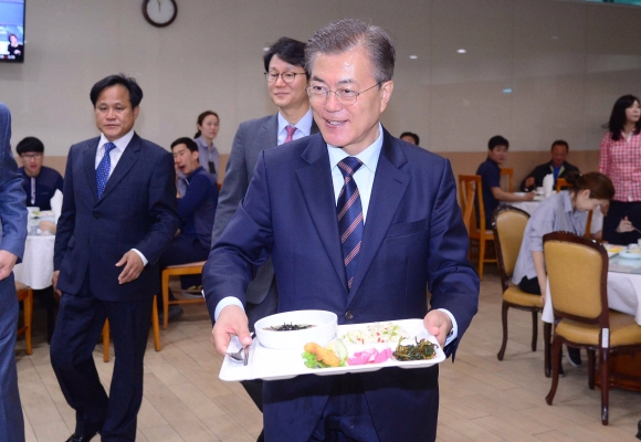 문재인 대통령이 12일 청와대 위민2관 직원식당에서 직원들과 오찬을 위해 식판을 들고 이동하고 있다.  안주영 기자 jya@seoul.co.kr