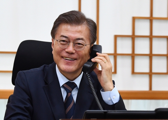 문재인 대통령이 12일 여민관 집무실에서 호주 턴불 총리 축하 전화 통화를 하고 있다.  안주영 기자 jya@seoul.co.kr
