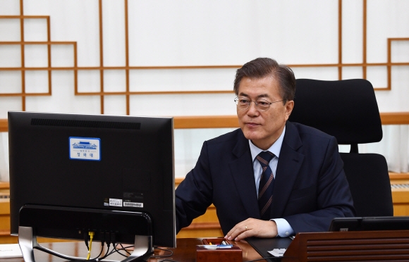 문재인 대통령이 12일 여민관 집무실에서 5.18 기념식 때 ‘임을 위한 행진곡’을 제창하도록 하고 국정교과서를 폐기할 것을 지시하고 있다. 안주영 기자 jya@seoul.co.kr