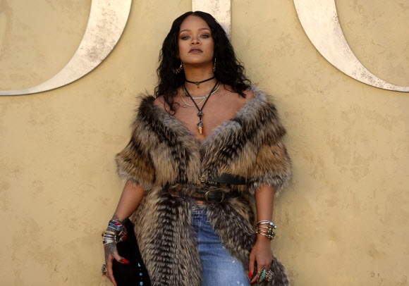 팝스타 리한나가 11일(현지시간) 미국 캘리포니아주 칼라바사스에서 열린 ‘디올 크루즈 쇼(Dior Cruise Show)’ 패션쇼에 참석해 포즈를 취하고 있다. AP 연합뉴스