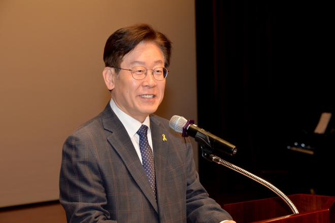 이재명 시장은“밭농사를 짓다 보면 큰 돌을 골라내면 작은 돌이 보이듯이 전에는 큰 돌 하도 많다 보니 작은 돌이 눈에 띄지 않았는데 이제는 작은 돌들이 눈에 들어오게 된다”고 공직자 비리에 대해경고했다.(성남시 제공)