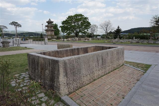 국립경주박물관 마당으로 옮겨진 흥륜사 석조(石槽). 김시습은 ‘유금오록’에서 이 석조를 언급했다.