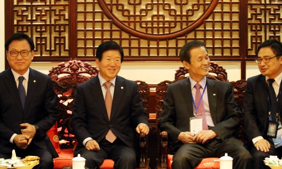 중국 측과 대화 나누는 일대일로 포럼 정부대표단